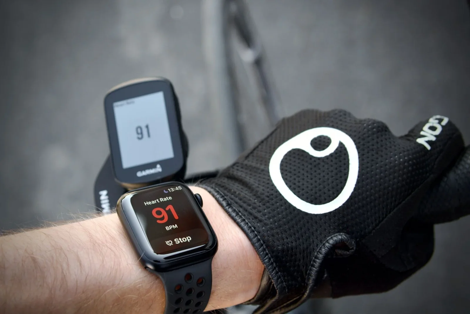 Apple Watch and Garmin Edge 130 both showing 91 BPM in sync